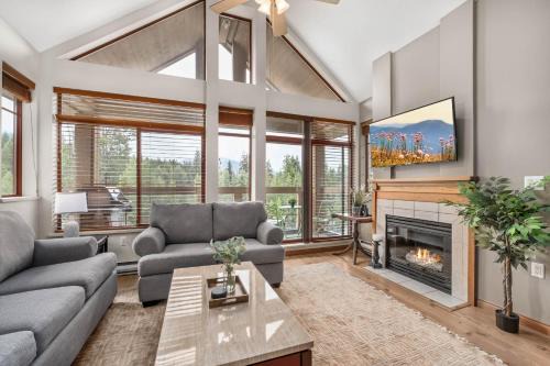 Nicklaus North Apartment | 2BR Nicklaus North Mountain View Golf Course Green Lake Free Parking