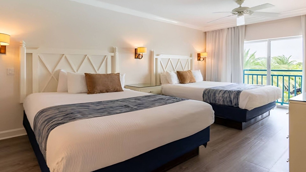 Captiva Hotel | 2BR Poolside Suite | Outdoor Swimming Pools | Close to the Beach | Free Parking