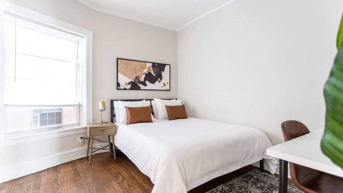 Ravenswood Apartment | 2BR Radiant Urban Apt