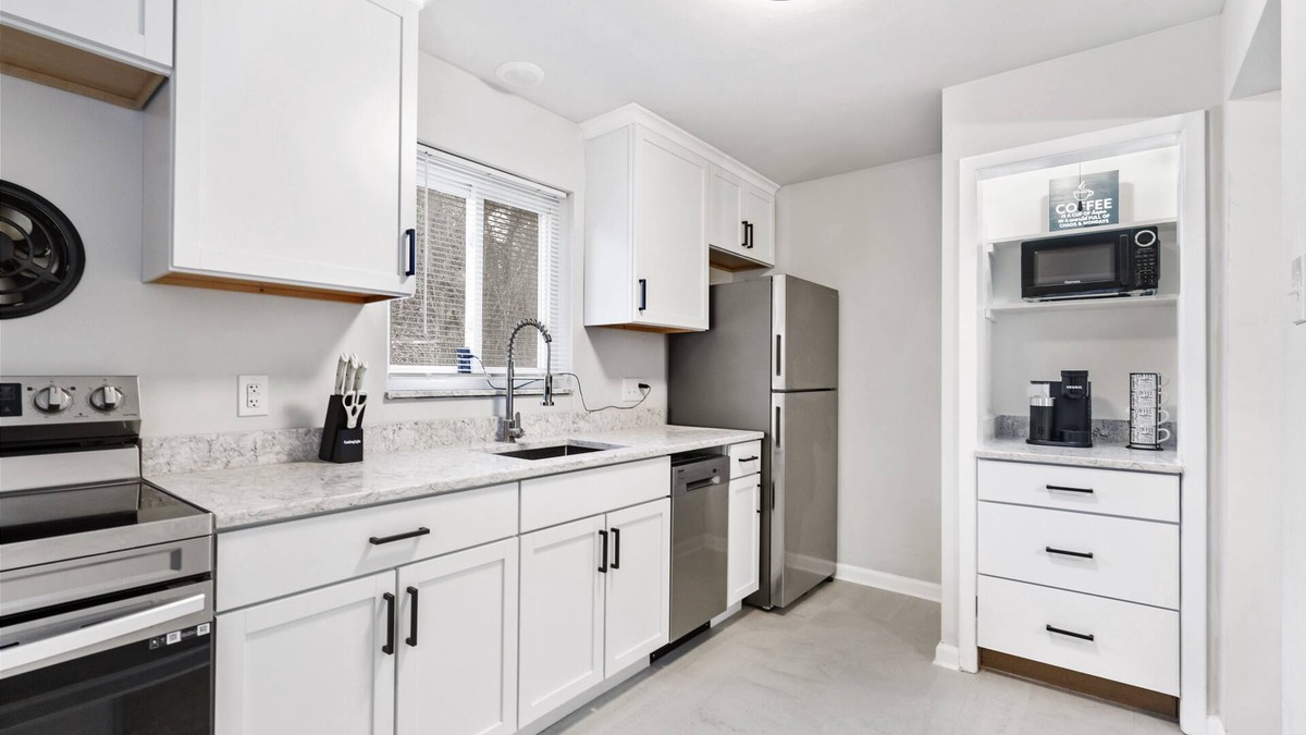 Ross Township House | 2BR, Ranch Home, near Ross Park Mall, Downtown, North Shore, and Strip District!