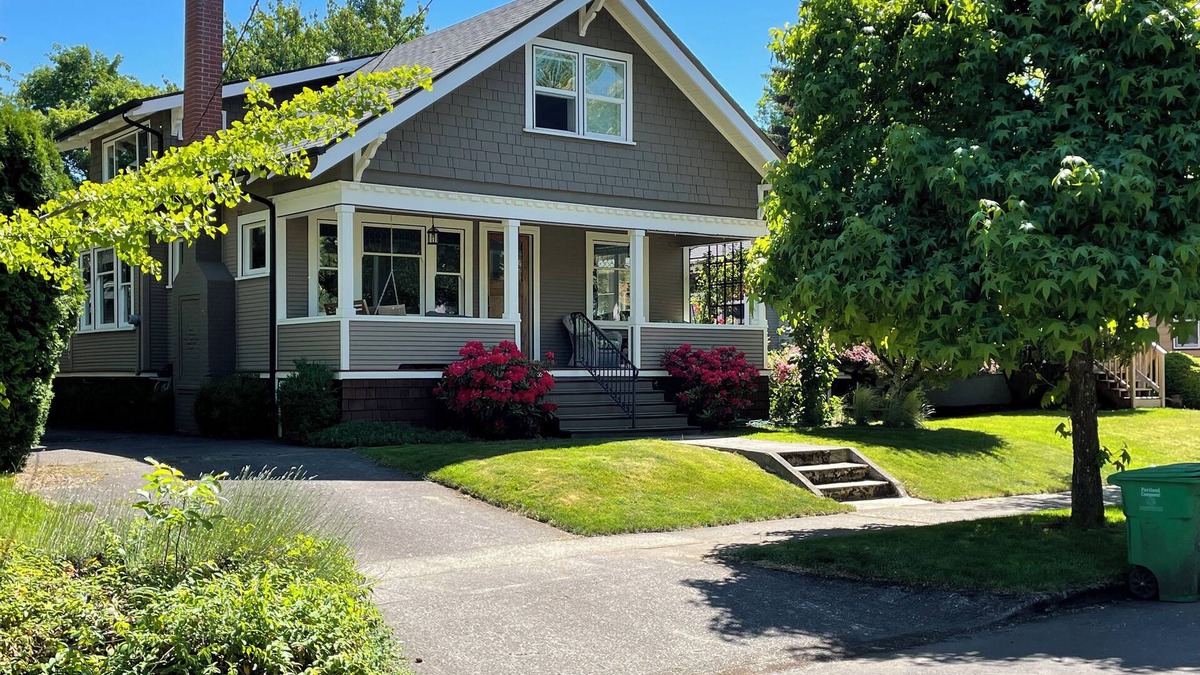Sellwood-Moreland House | 2BR Renovated Craftsman in Historic Sellwood Neighborhood