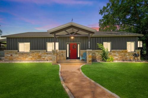 Fredericksburg House | 2BR Retreat-Pickleball-Hot Tub-Dog Friendly