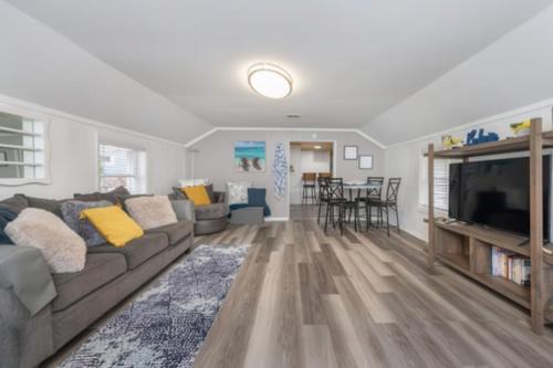 West Irondequoit House | 2BR Shoreside Retreat w Beach Access Interiors