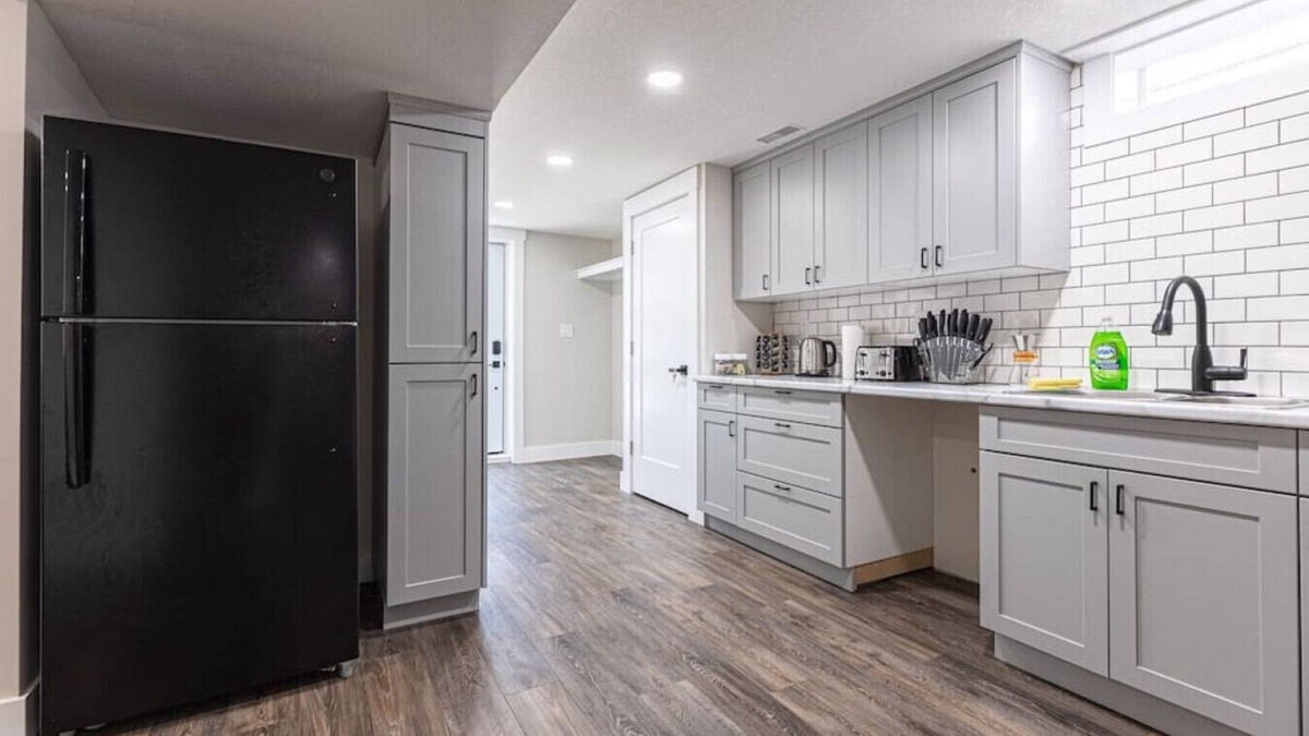 Kitchener Apartment | 2BR Sleeps 6 +Wifi+Parking+Pet