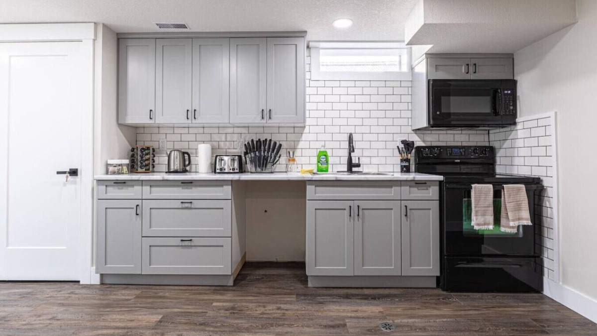 Kitchener Apartment | 2BR Sleeps 6 +Wifi+Parking+Pet