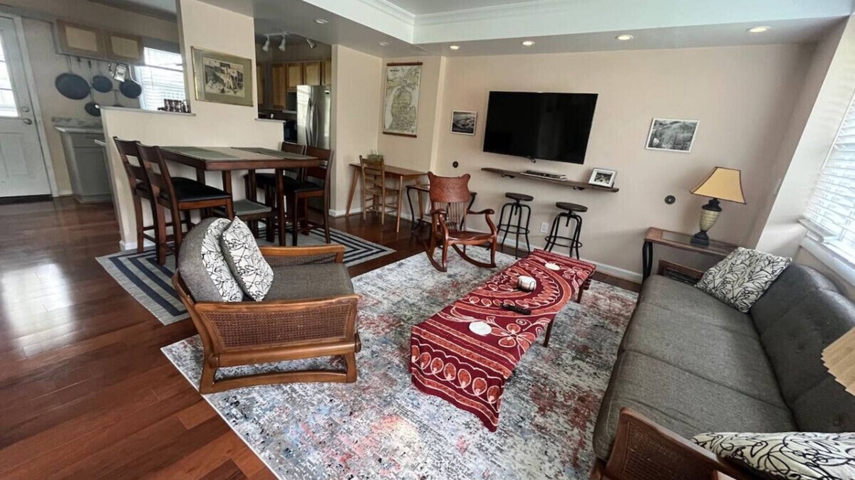 Royal Oak House | 2BR Steps from Woodward, Royal Oak | Sleeps 5