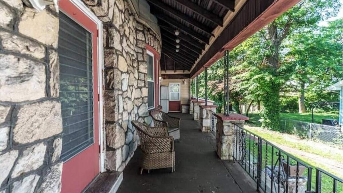 Sharon Hill Apartment | 2BR Suite Unit Driveway Parking ! PHL Airport