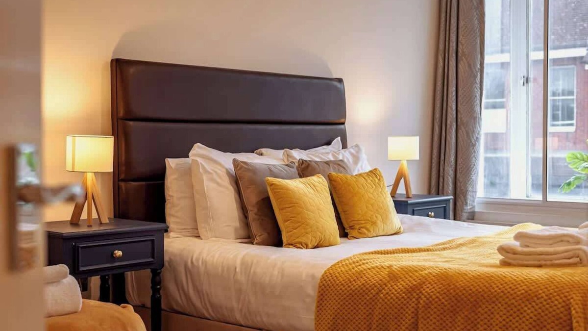 Newbury Apartment | 2BR Town Centre with Fast Wi-Fi & + Sleeps 7!