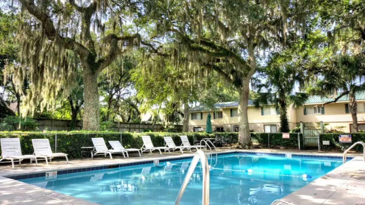 Saint Simons Island House | 2BR Townhome w/Comm Pool | Patio | Grills | Stocked Kitchen | King Bed