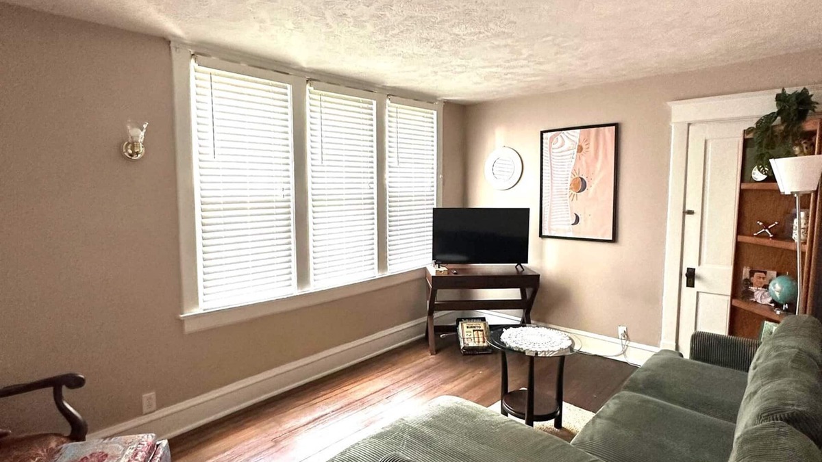 Bloomington Condo | 2BR Upper Condo in Excellent Area
