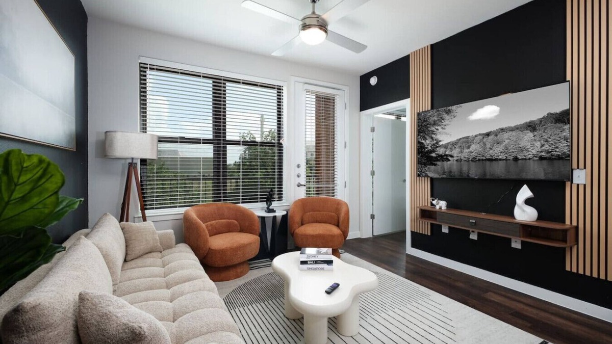 Southtown Apartment | 2BR UrbanEscape w/Gym, Prkng Near Rvrwalk & Dome