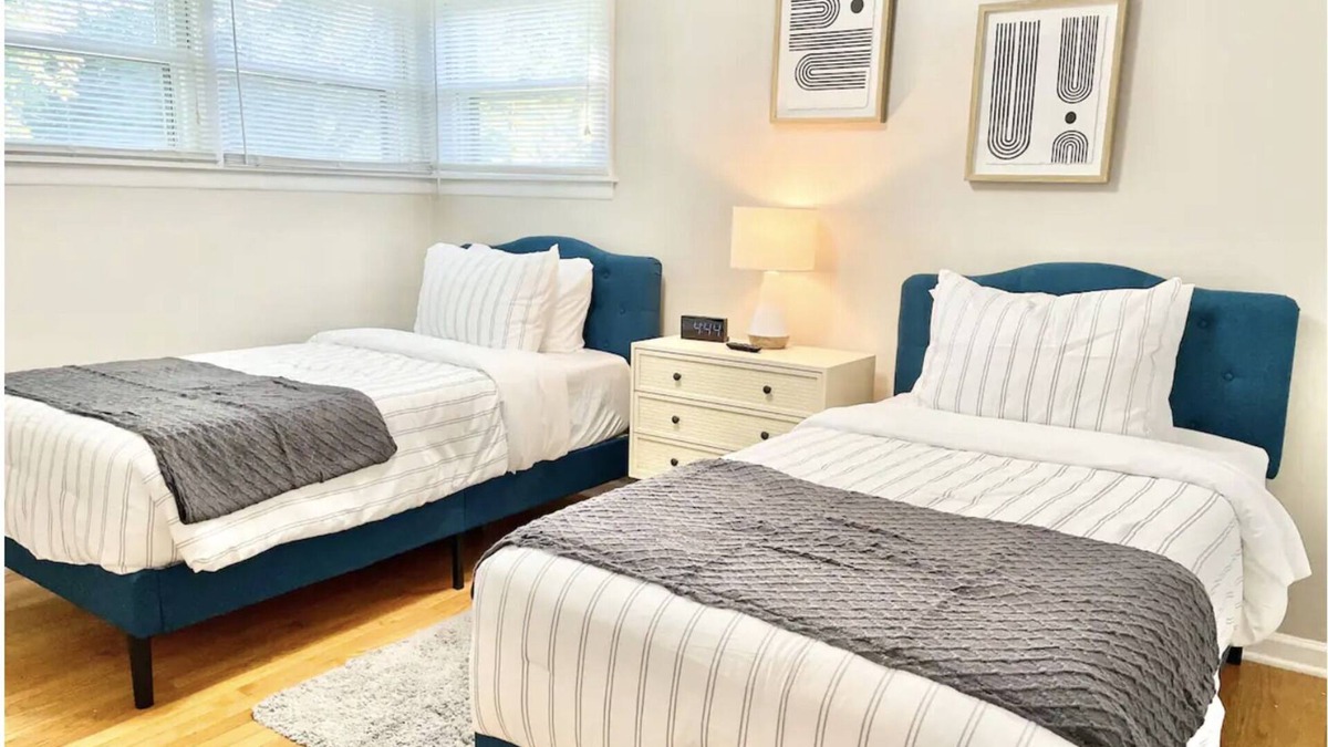 Mundelein House | 2br w/KING Bed, 20min to Great Lakes Naval Base