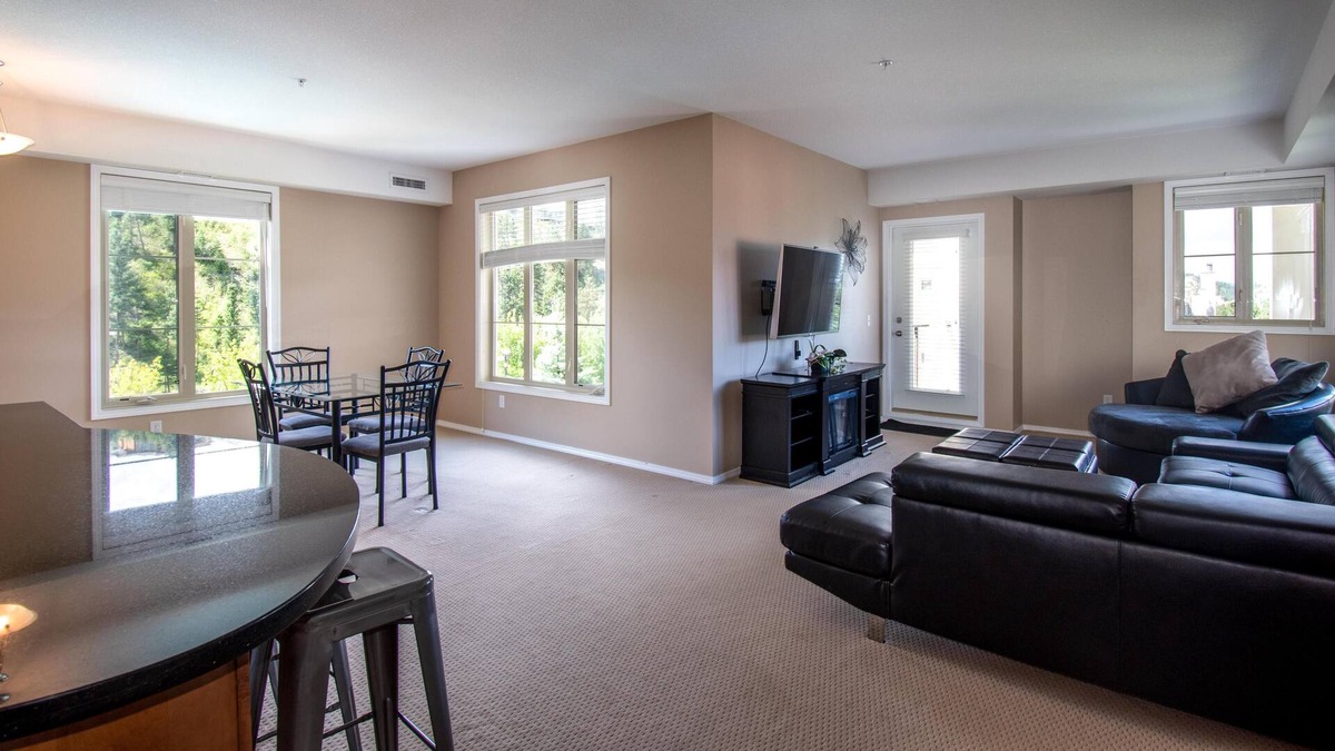 Quail Ridge Condo | 2BR w/Views of Mountains & Pool - Private Patio - Surrounded by Golf & Wineries