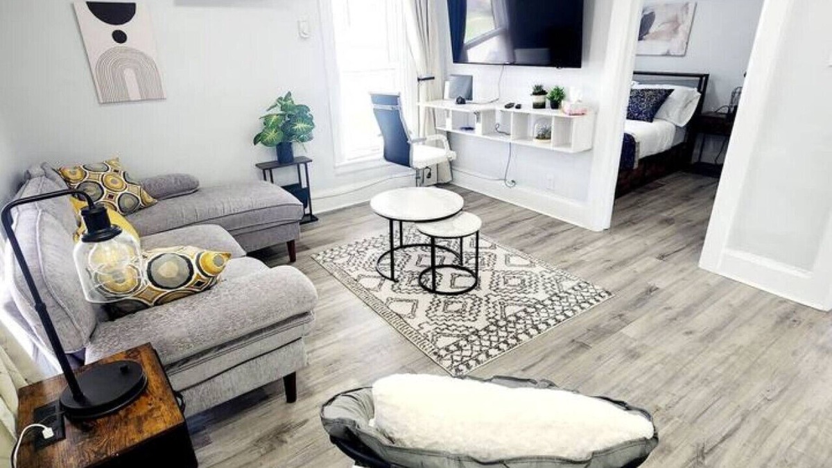Walkerville Apartment | 2BR Windsor Condo Free Parking Border Access