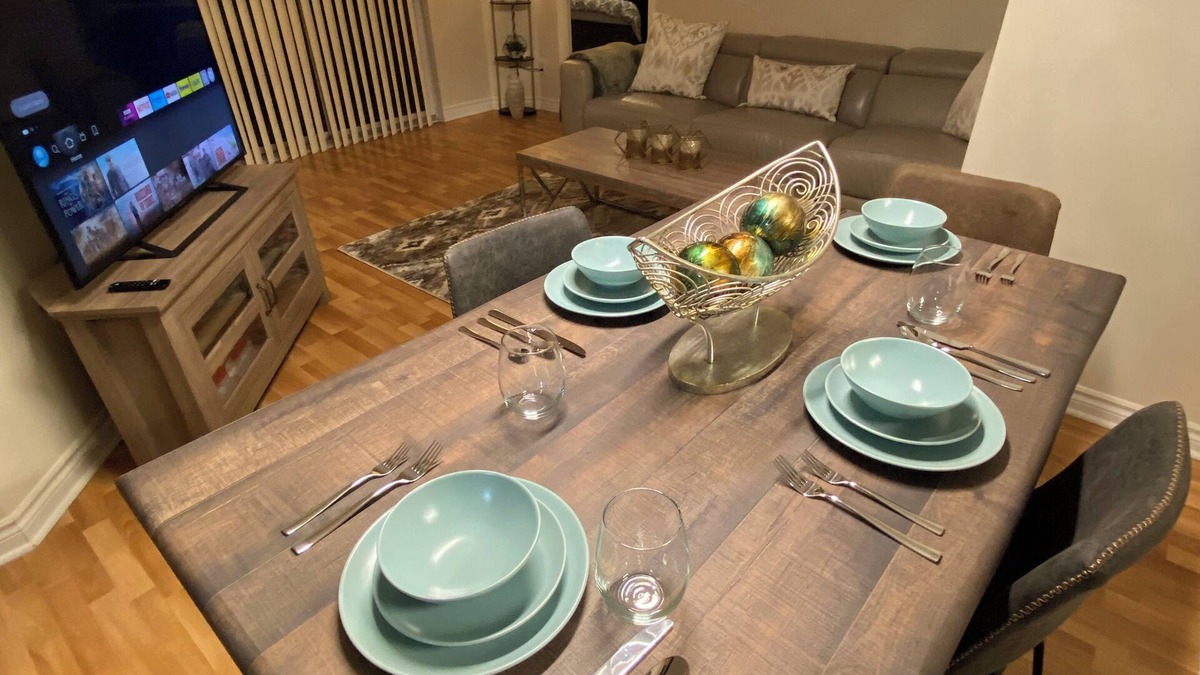Fairview Apartment | 2BR with balcony and free parking in Square One