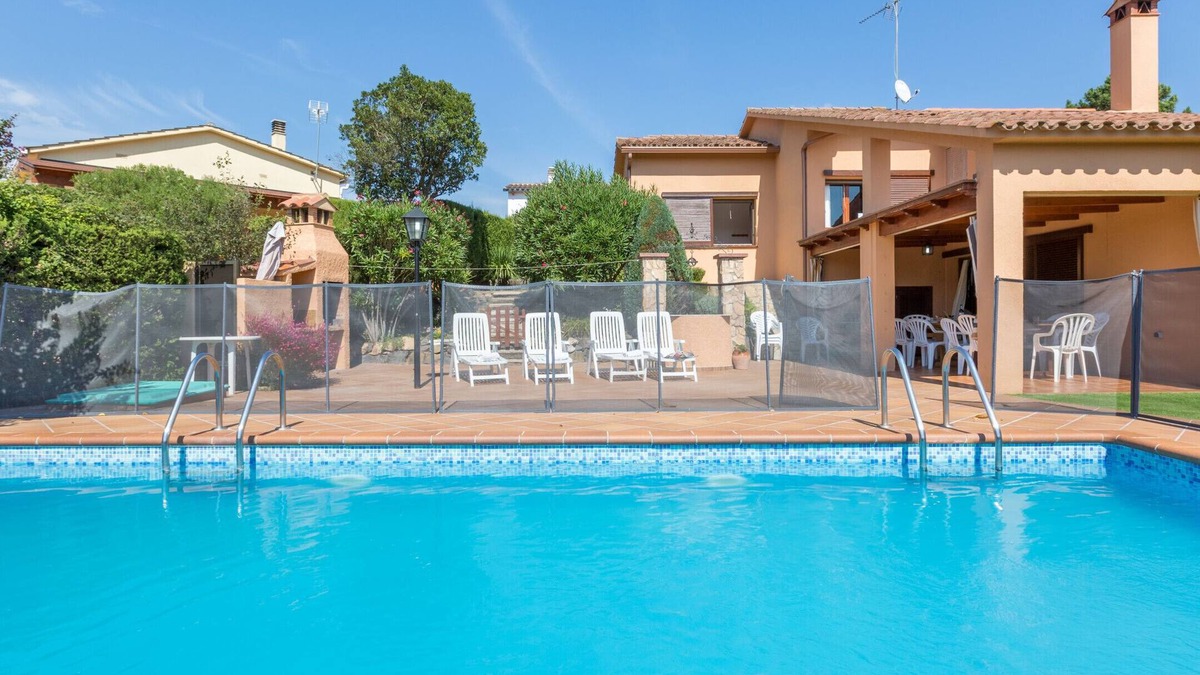 Puigventos Villa | 2CIP01-12pax - House with capacity for 12 people and private pool located in a quiet area