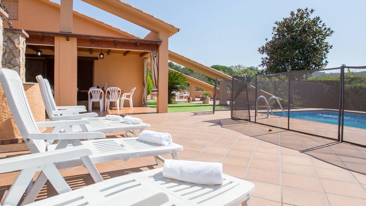 Puigventos Villa | 2CIP01-14pax - House with capacity for 14 people and private pool located in a quiet area