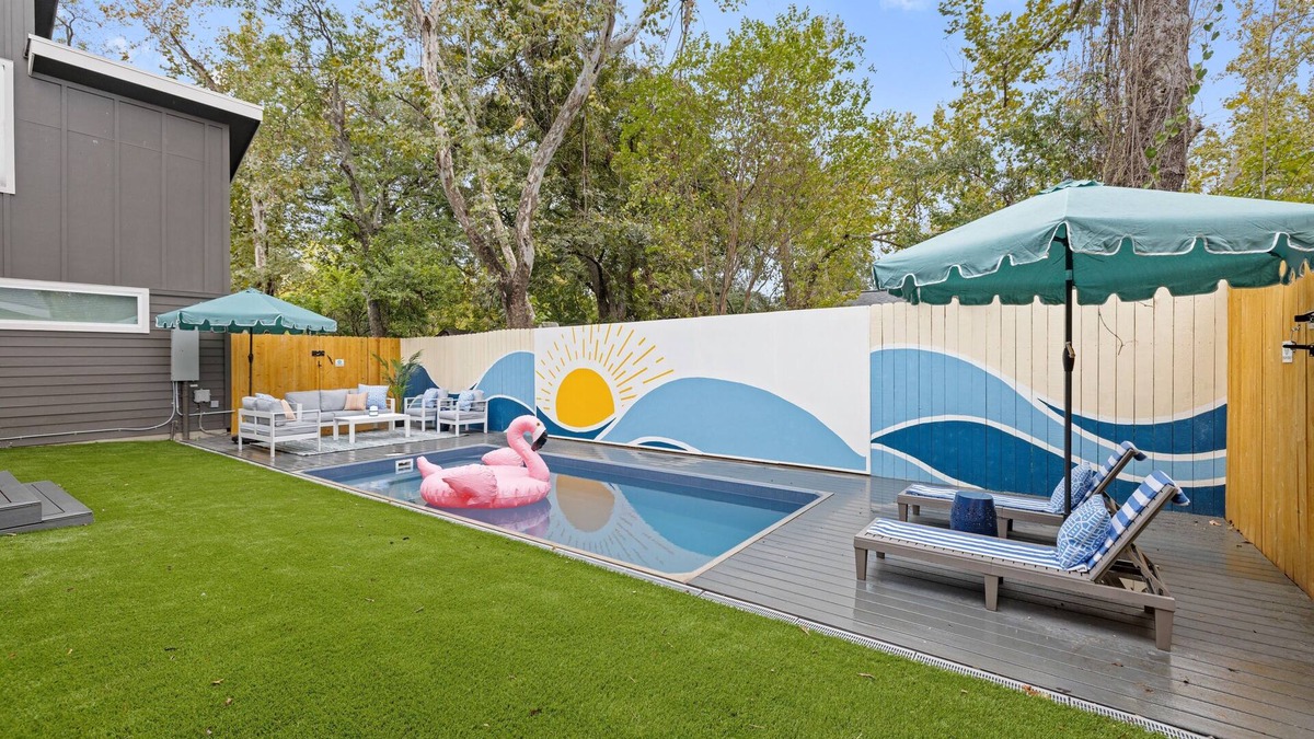 East MLK House | 2Home 9BR - 2 Heated Pools, Fire Pit + Epic Murals