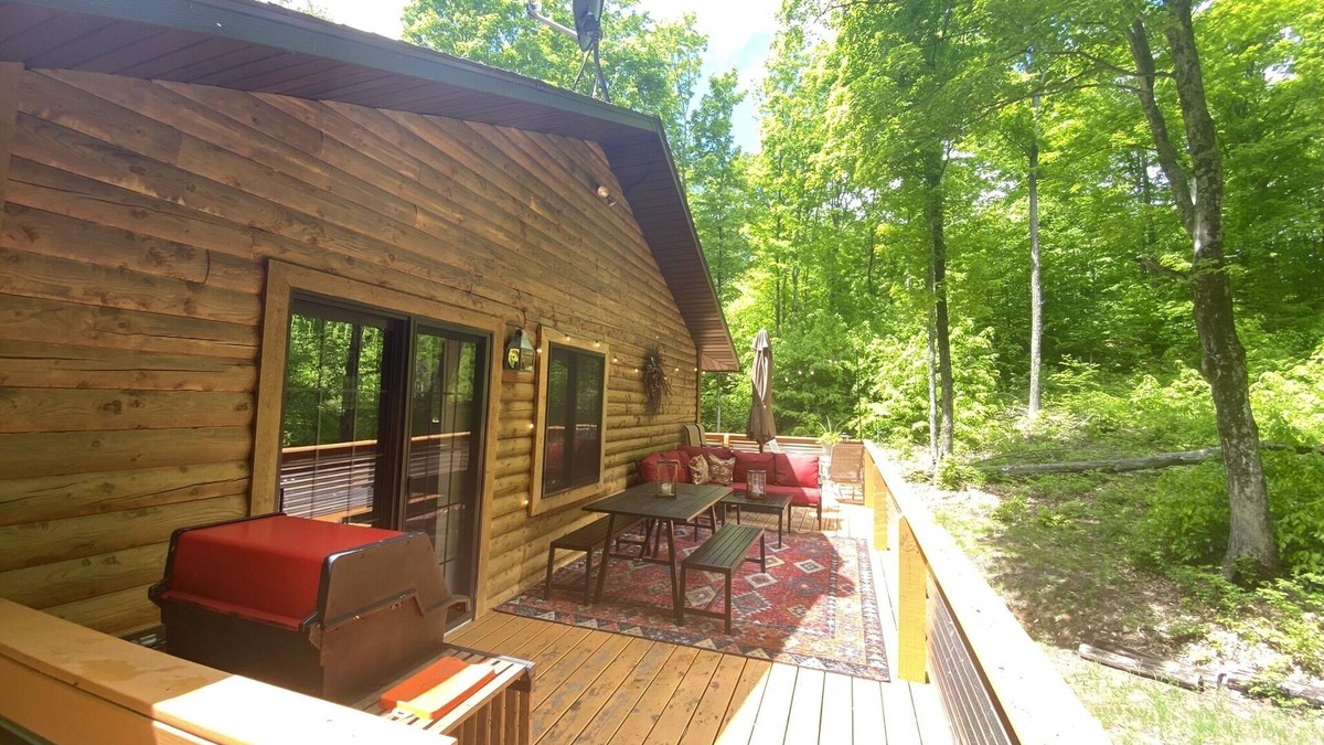 Harbor Springs Cabin | 2k, Luxury log cabin, close to all the fun, no fees! 3 bd 2.5 bath
