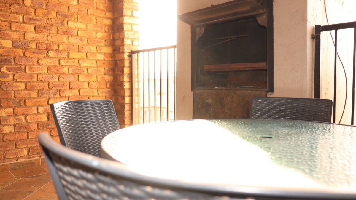 Bedfordview Apartment | 2km from Bedford center and 3 km from East Gate mall, and 12km from Maboneng.