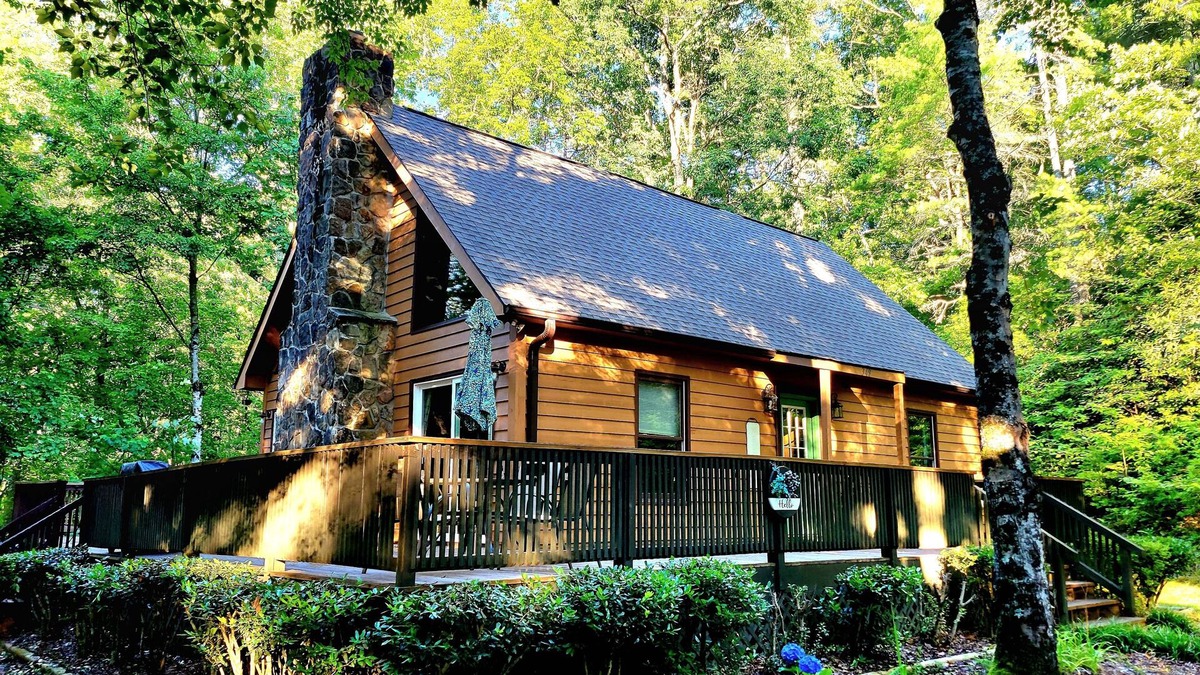 Helen Cabin | 2miles to HELEN, Spa, GAME RM, Firepit, CRNHOLE, horseshoes