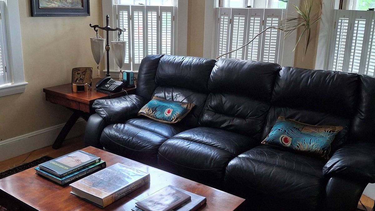 Readville House | 2nd Floor Apartment 5 minutes to the subway to Boston & Cambridge.