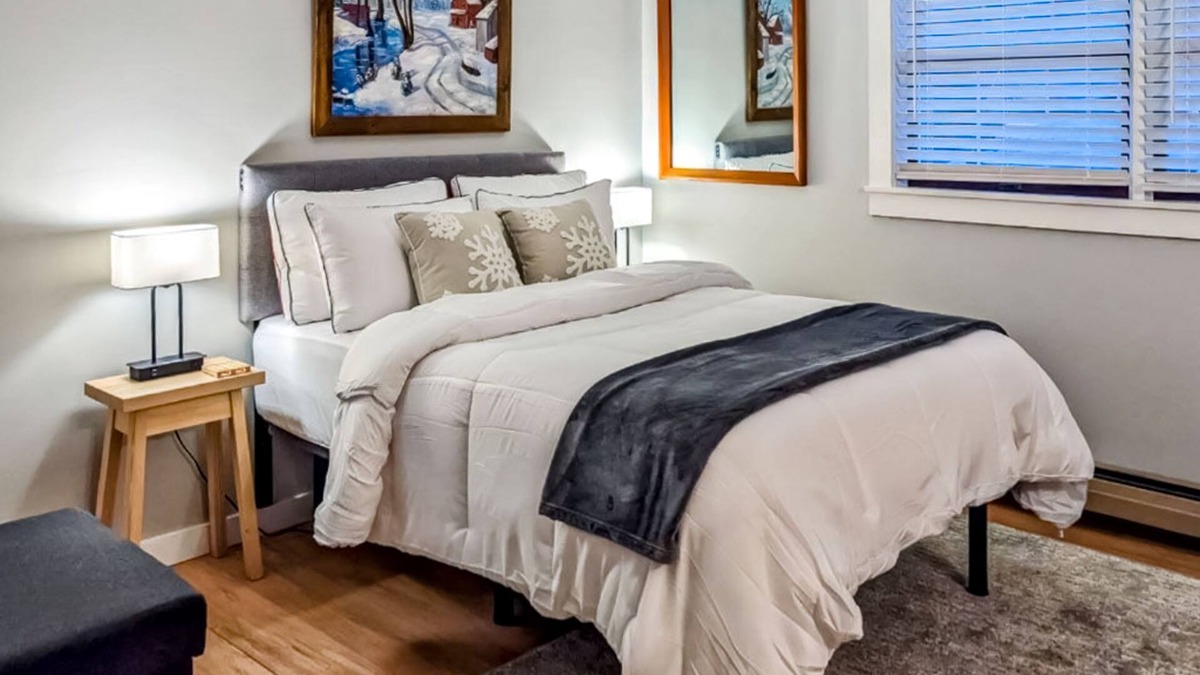 Ludlow Condo | 2nd-floor downtown Ludlow studio condo with kitchenette, streaming