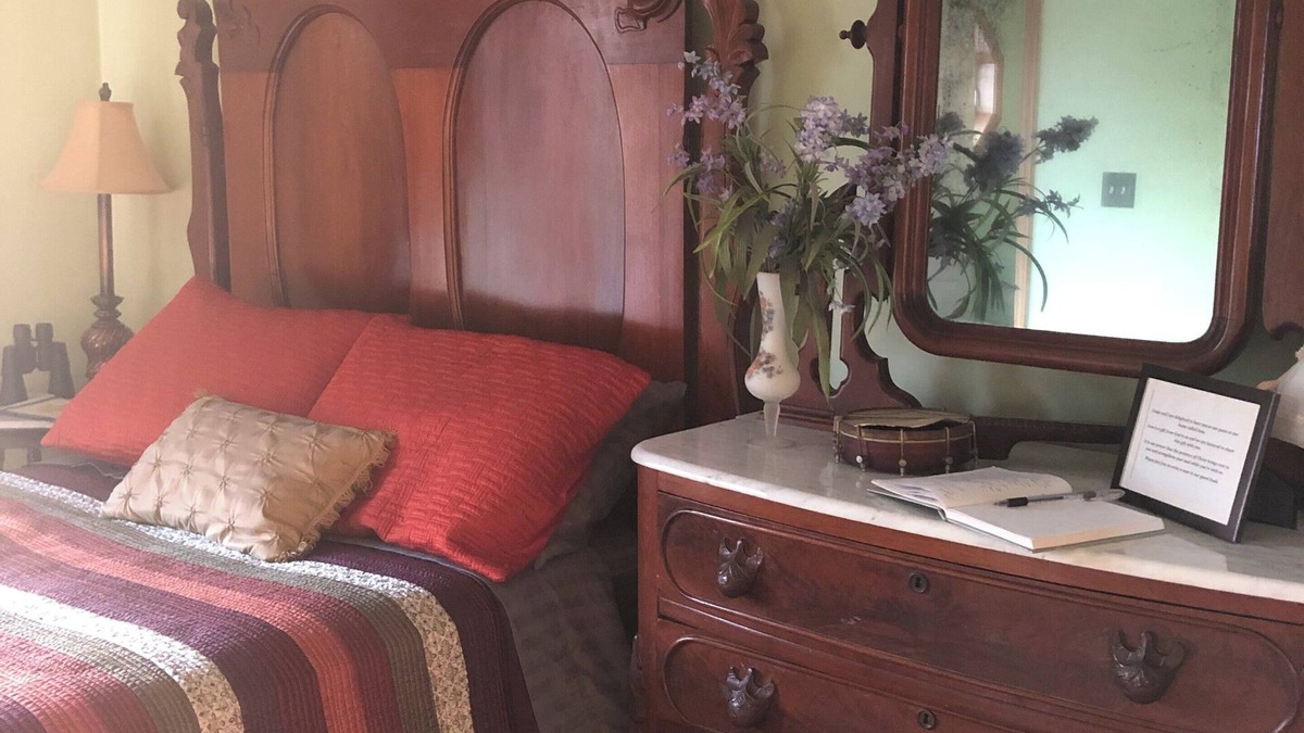 Milford Bed & Breakfast | 2nd-floor guestroom with attached bath