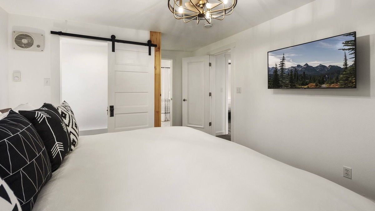 Enumclaw Condo | 2nd floor in Duplex 2BR Ski & Hike Retreat Near Mt. Rainier