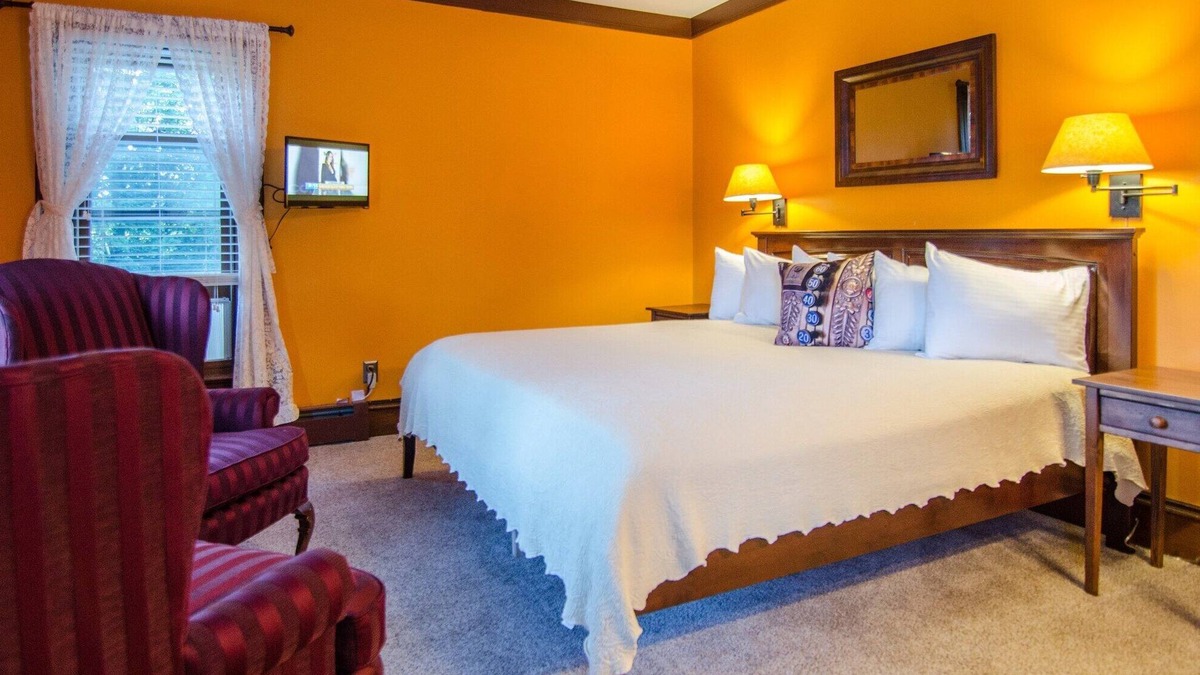 Shelburne Bed & Breakfast | 2nd Floor King B&B guestroom in Downtown Shelburne - Delicious Breakfasts! VAN