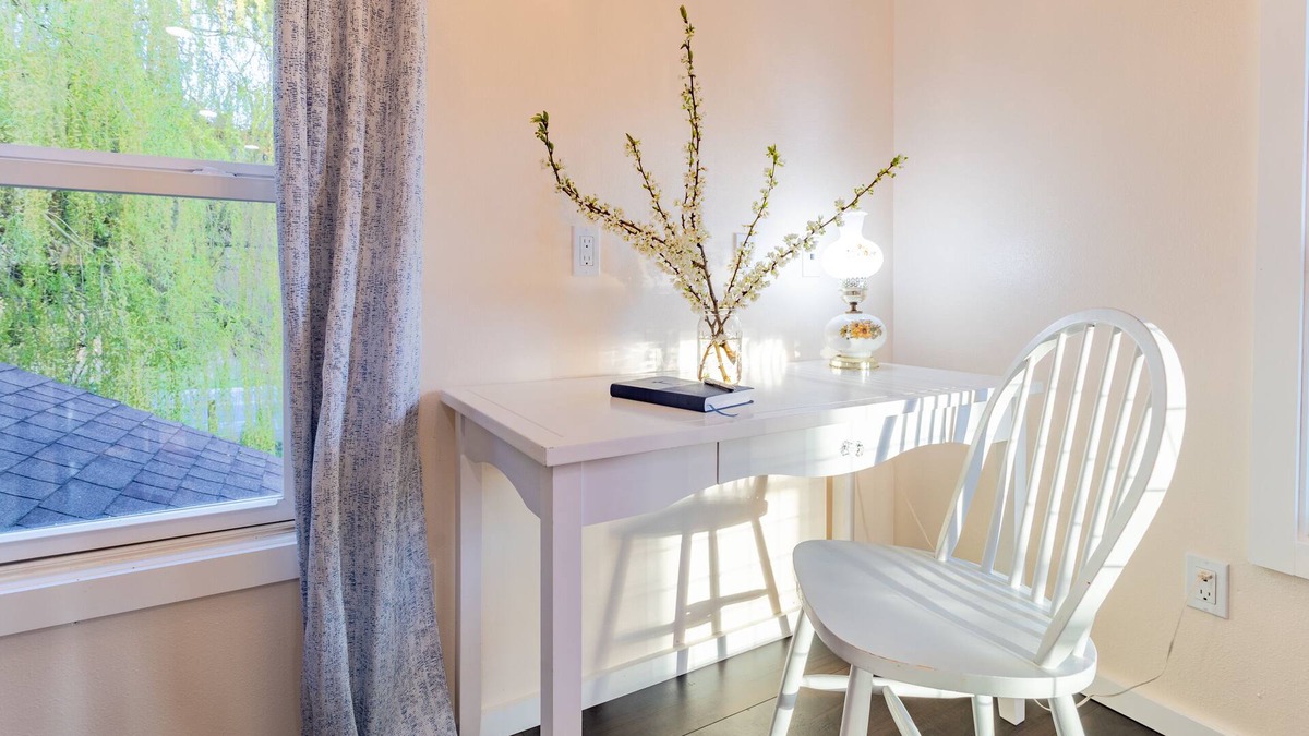 Centralia House | 2nd floor remodeled living space 1 mile from Historic downtown Centralia