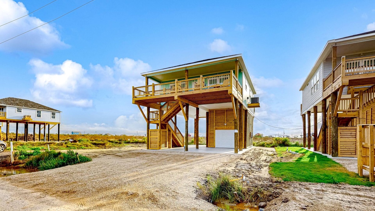 Gilchrist House | 2nd-floor snowbird-friendly home with Gulf & beach views, patio, outdoor shower