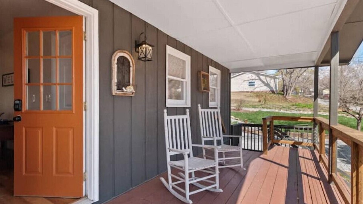 Lake Junaluska Apartment | 2nd Floor Updated 2br/2ba, 3 min Walk to Lake!n