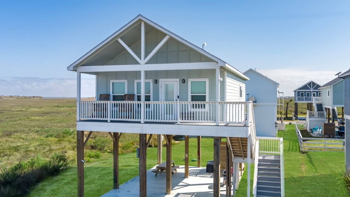 Port Bolivar House | 2nd Life - Charming house close to the beach with community pool & playground