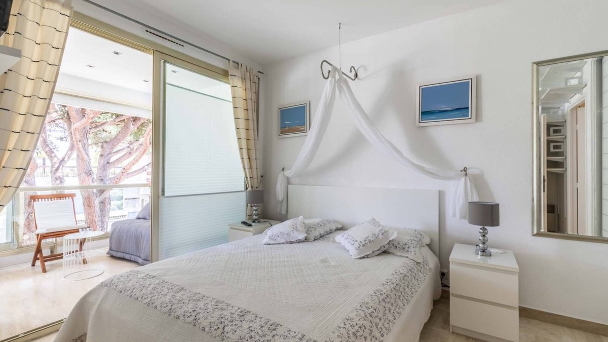 Mandelieu-la-Napoule Beach Apartment | 2PDM 2 rooms with wifi in a residence with swimming pool.
