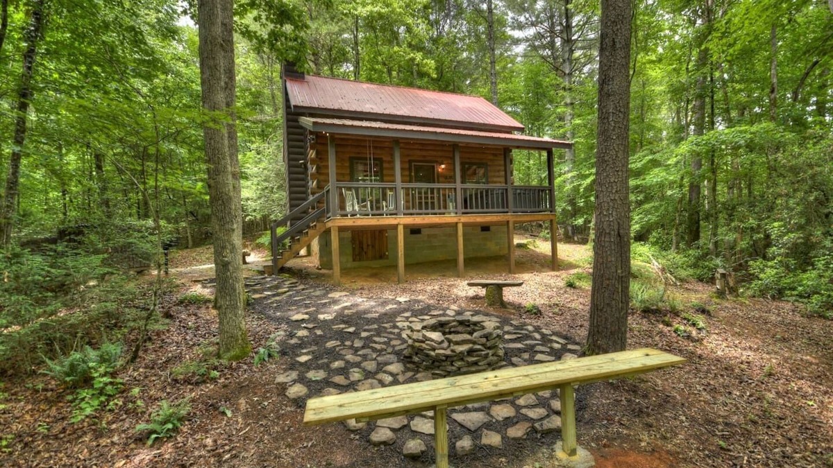 Blue Ridge Cabin | 2PM Check In! Hot Tub! Relaxing Couples Retreat! Hiking Trails! Pet Friendly!