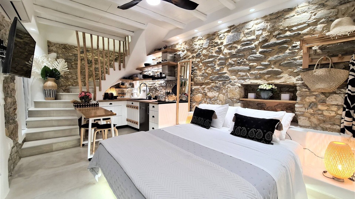 Naxos Apartment | 2Storey Luxury Studio with Veranda Castle Old Town { Manda Old Town }
