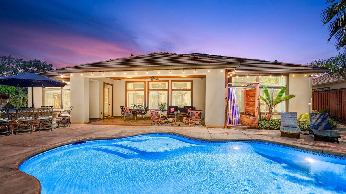 Roseville House | 3,000sqft oasis with pool/spa/vegetable garden. Great location!