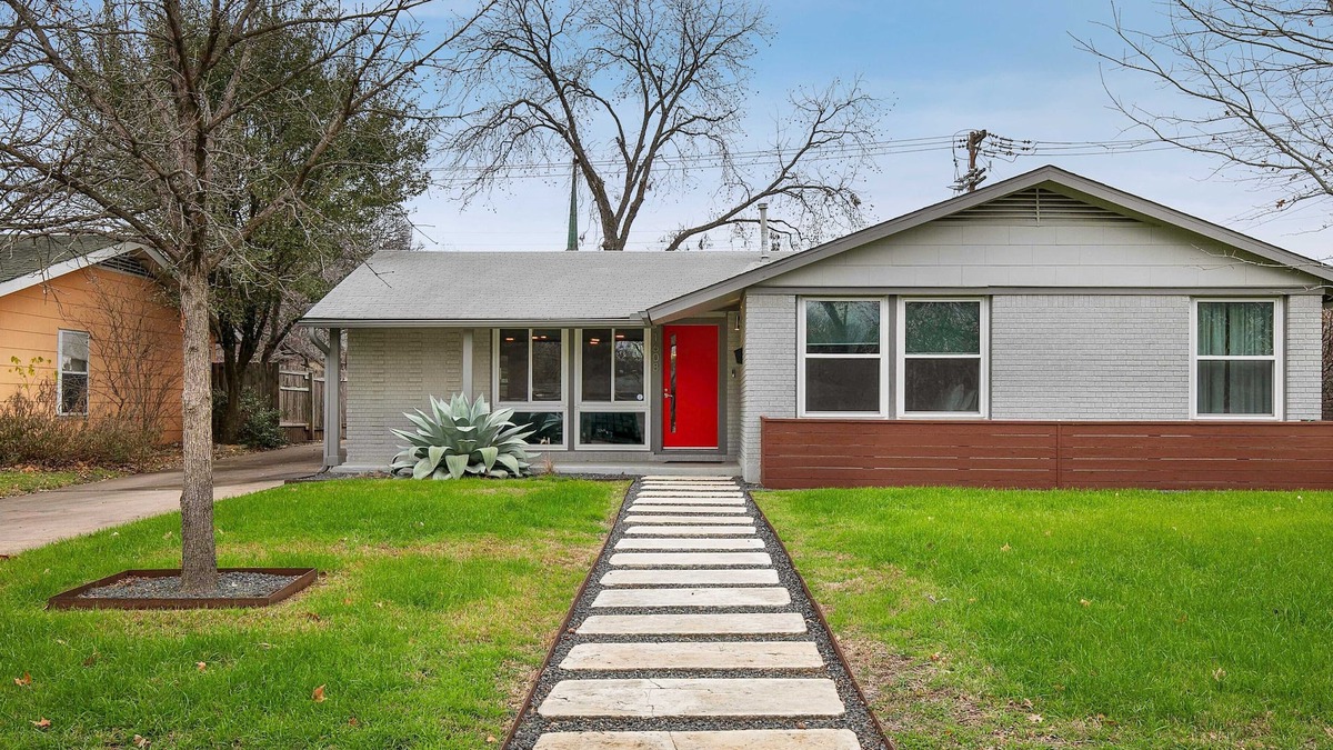Windsor Park House | 3/2 10 min Downtown Near Restaurants, Pet-Friendly