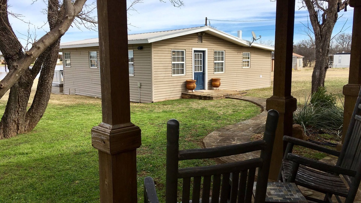 Graford House | 3/2.5 house sleeps 5 comfortably!