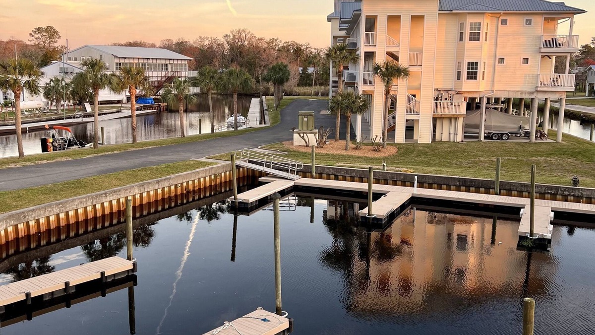 Levy County Condo | 3/2 clean and spacious condo in Suwannee, FL