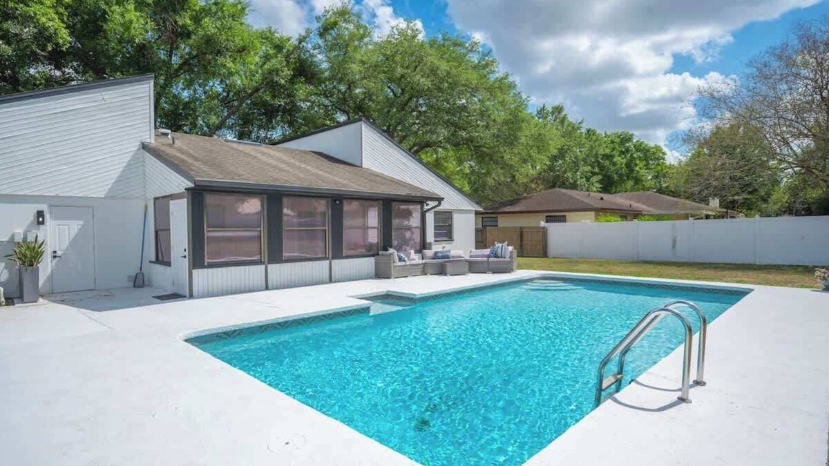 Lakeland House | 3/2 Home - Pool + Gym + Garage + Pet Friendly