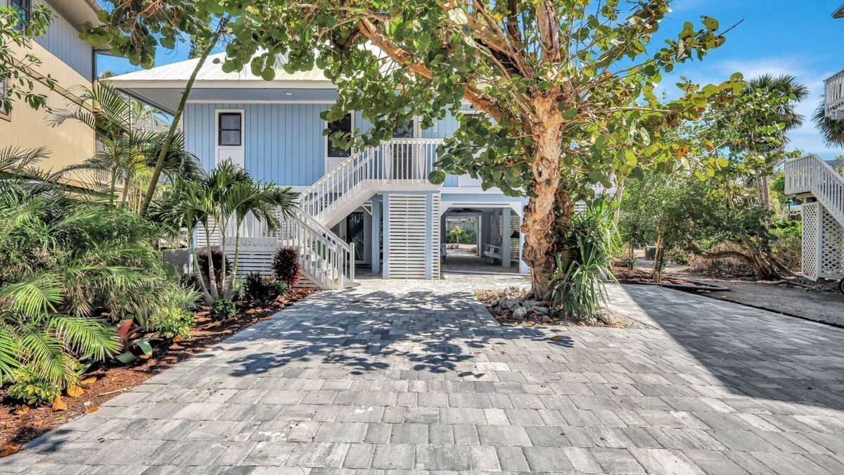 Captiva House | 3/2, Pool, Tennis Crts, Bikes/Kayaks/SUP's, Pool/PPong Table, Steps to Beach