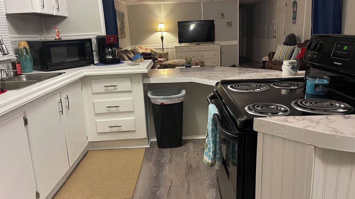 Troy House | 3/2 Sunken Treasure Spacious Home in college town of Troy with WiFi, AC