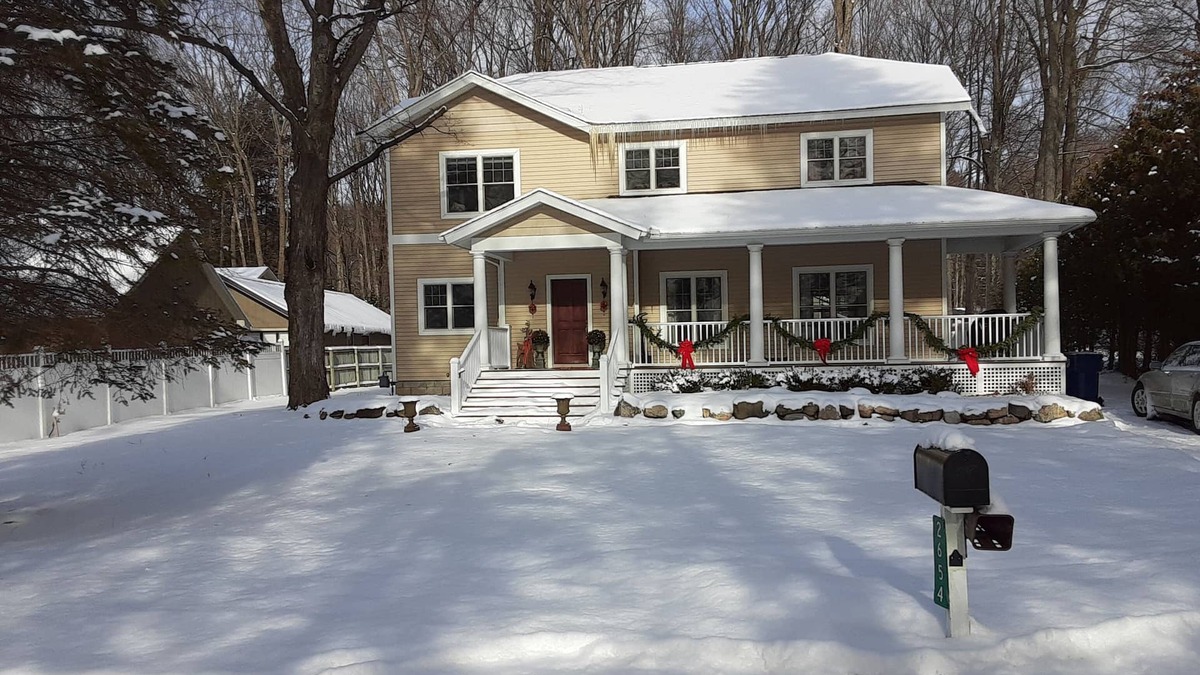 Harbor Springs House | 3,200SF Home/3.5 Bathrooms-3 Showers/Wrap Around Porch/Walk to Town/Beach