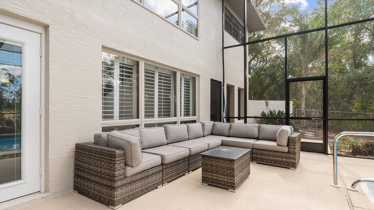 Spring Hill House | 3,450sqft 2 Story heated Pool House - 5 min from Crystal river !