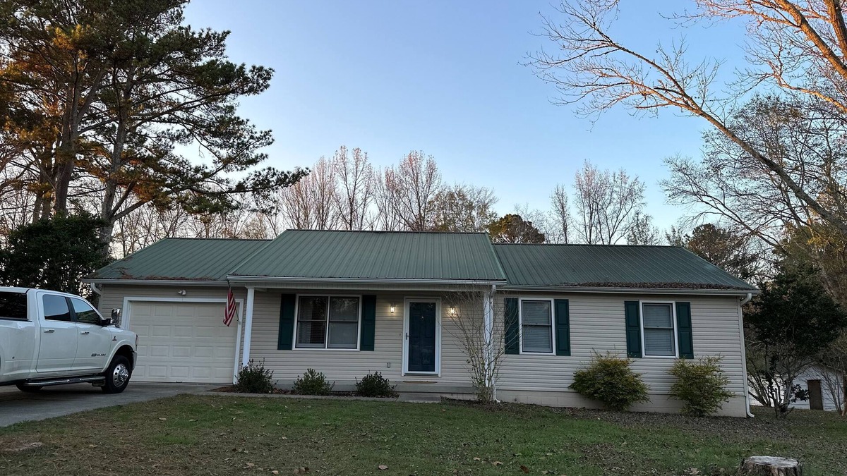 Scottsboro House | 3-5 mins from Goose Pond boat ramps, clean, inviting and many 5 star reviews!