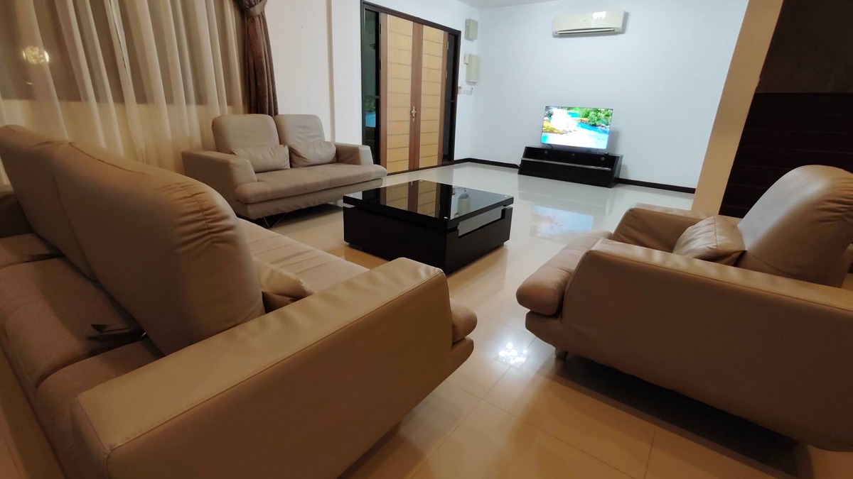 Lutong House | 3.5 storeys, fitting up to 12 person comfortably. Your Home Away from Home.
