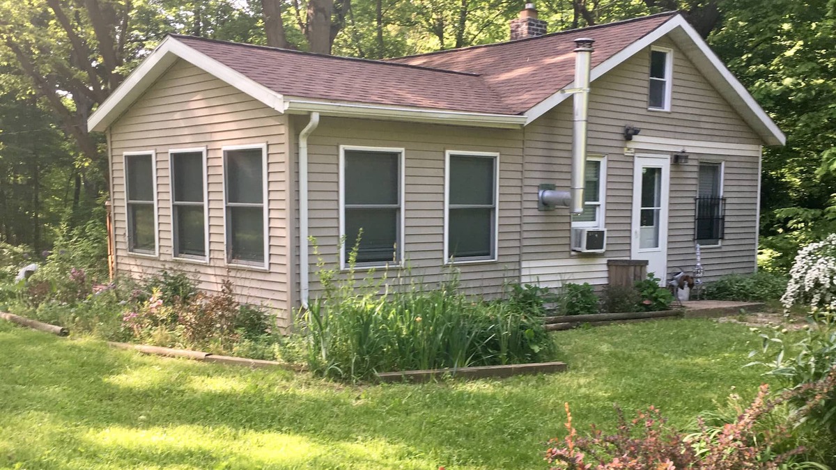 Rolling Prairie Cabin | 3+ acres of privacy! Biking, Pups & Walking: Nirvana! 7 minutes to hip 3 Oaks!