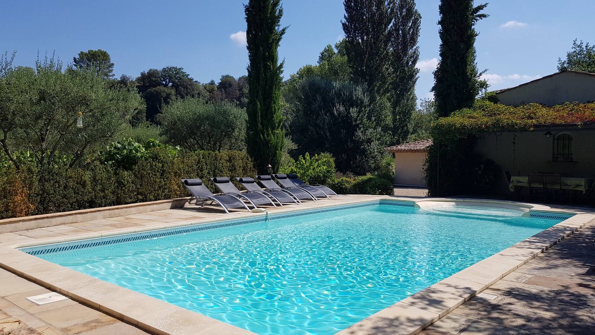 Cotignac Villa | 3* air-conditioned villa for 8 with swimming pool in a quiet location 7 minutes' walk from the village